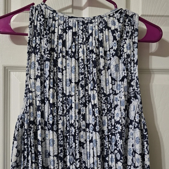 NWOT Sundays Floral Pleated Wrap Front V-Neck Jumpsuit, Stretchy Waist, Flowy. - Picture 6 of 13